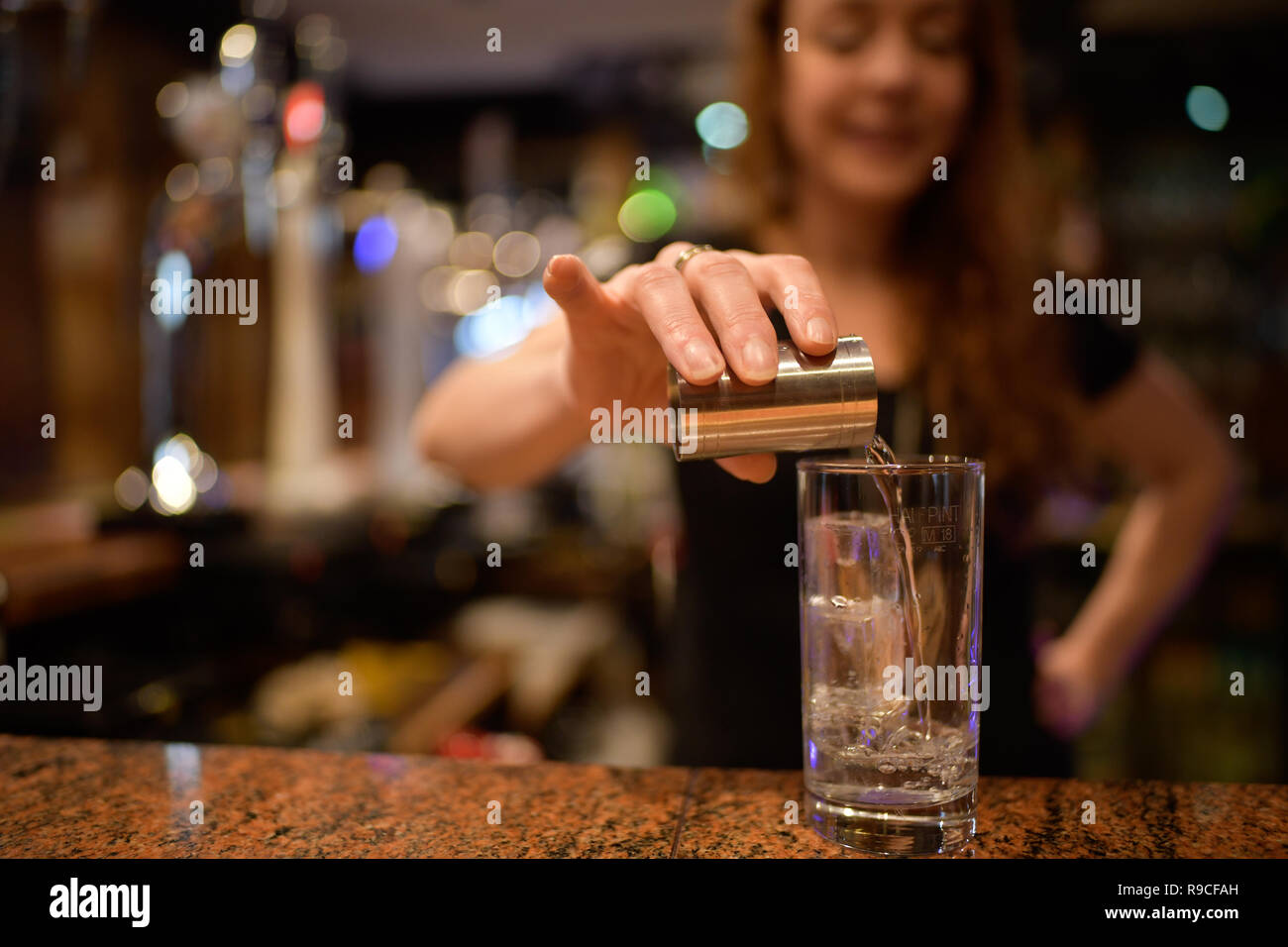 Frau Getränke in einer Bar, in der Stockfoto