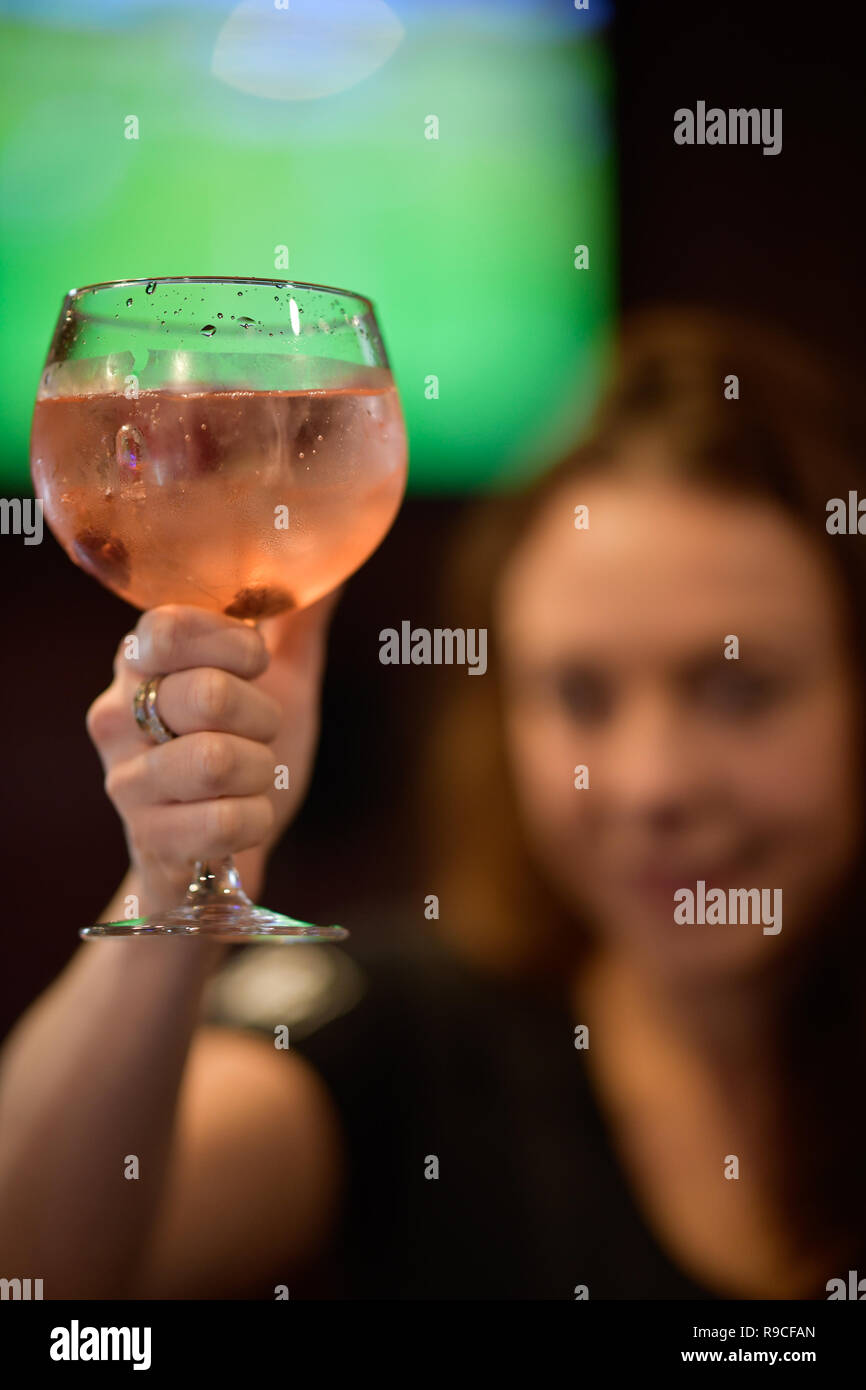 Frau Getränke in einer Bar, in der Stockfoto