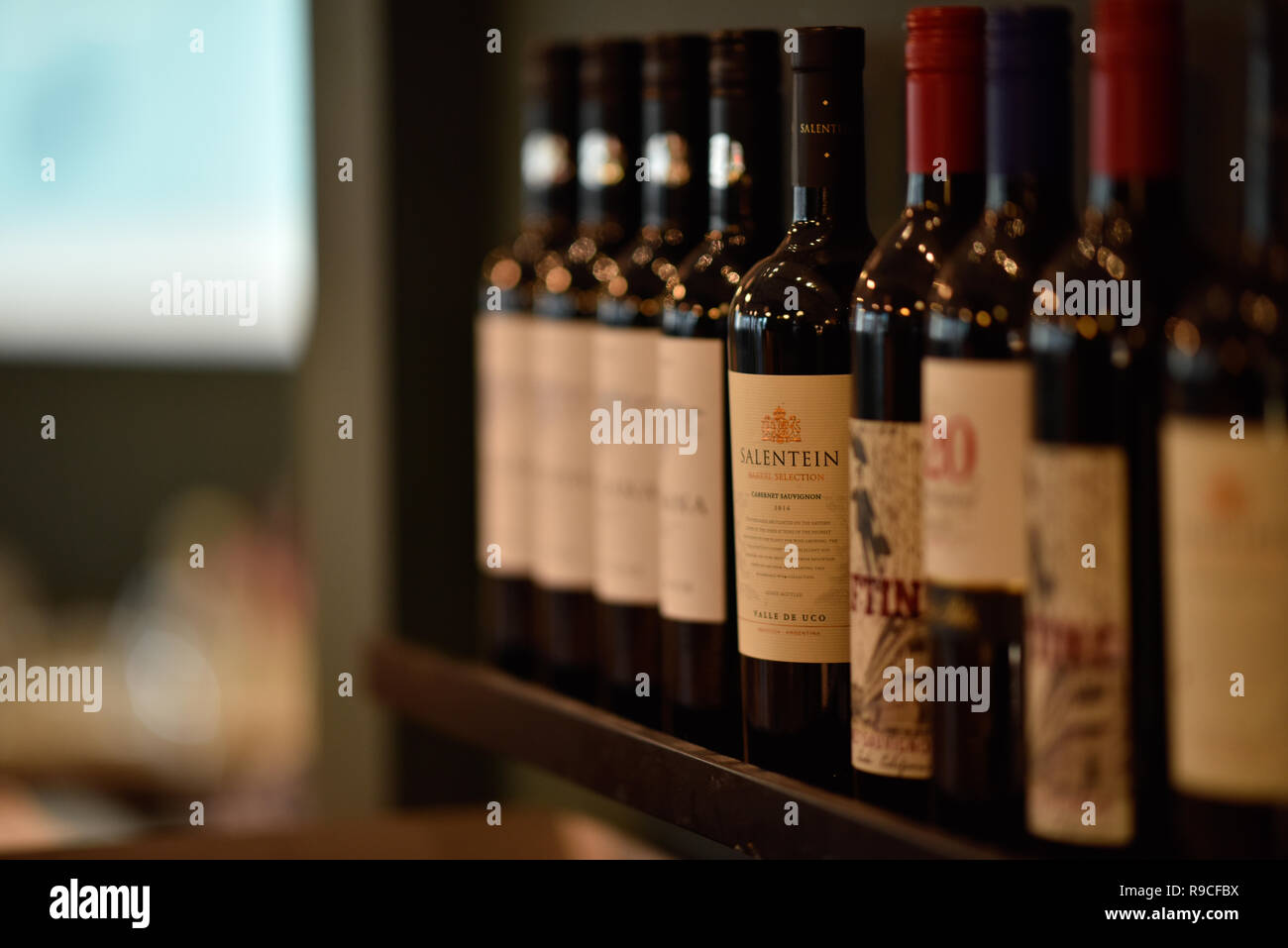Flaschen Rotwein in einer Reihe Stockfoto