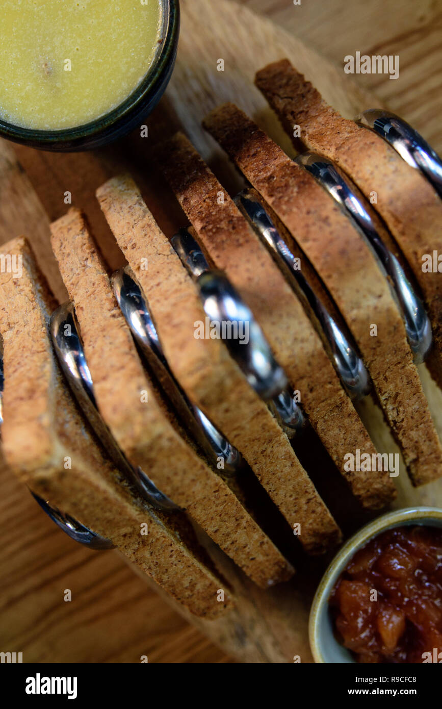 Toast in einem Rack mit Dips Stockfoto