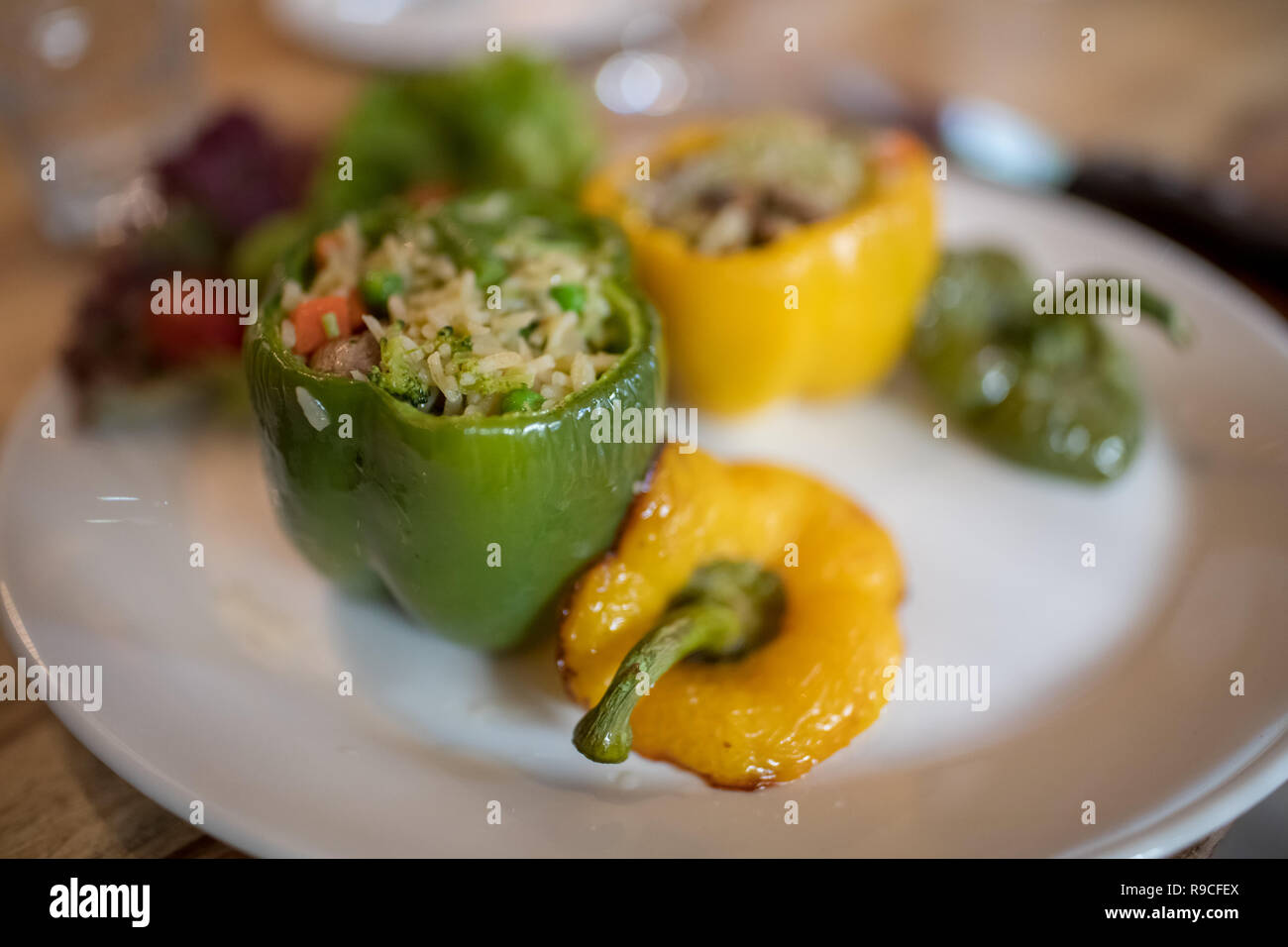 Gefüllte grüne und gelbe Paprika Stockfoto
