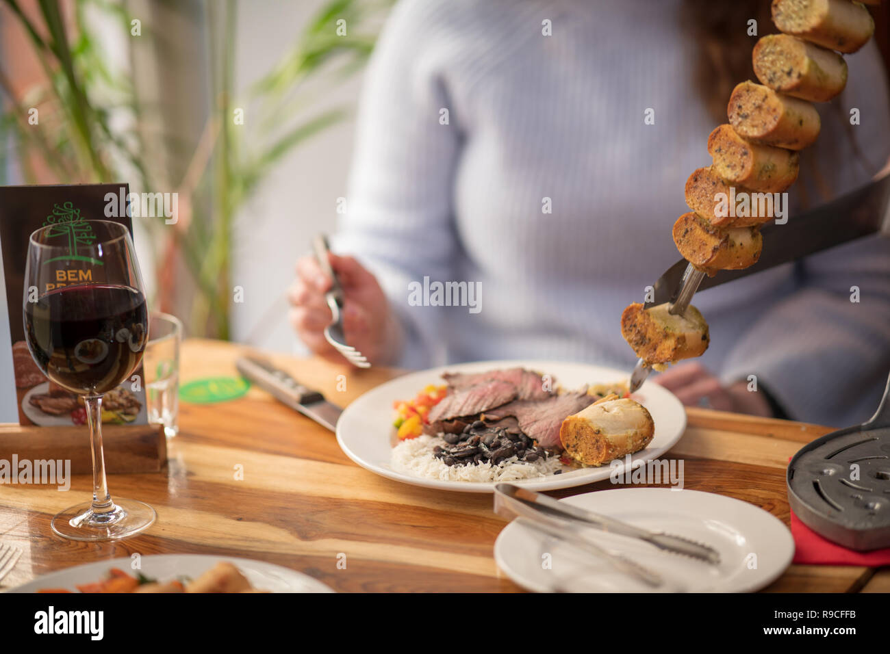 Knoblauch Brot und Fleisch Abendessen Stockfoto