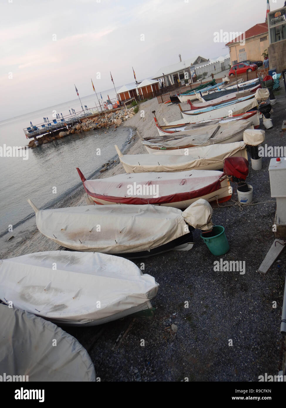 Boote zum Angeln im Meer am Strand von Noli, Ligurien Italien Stockfotografie Alamy