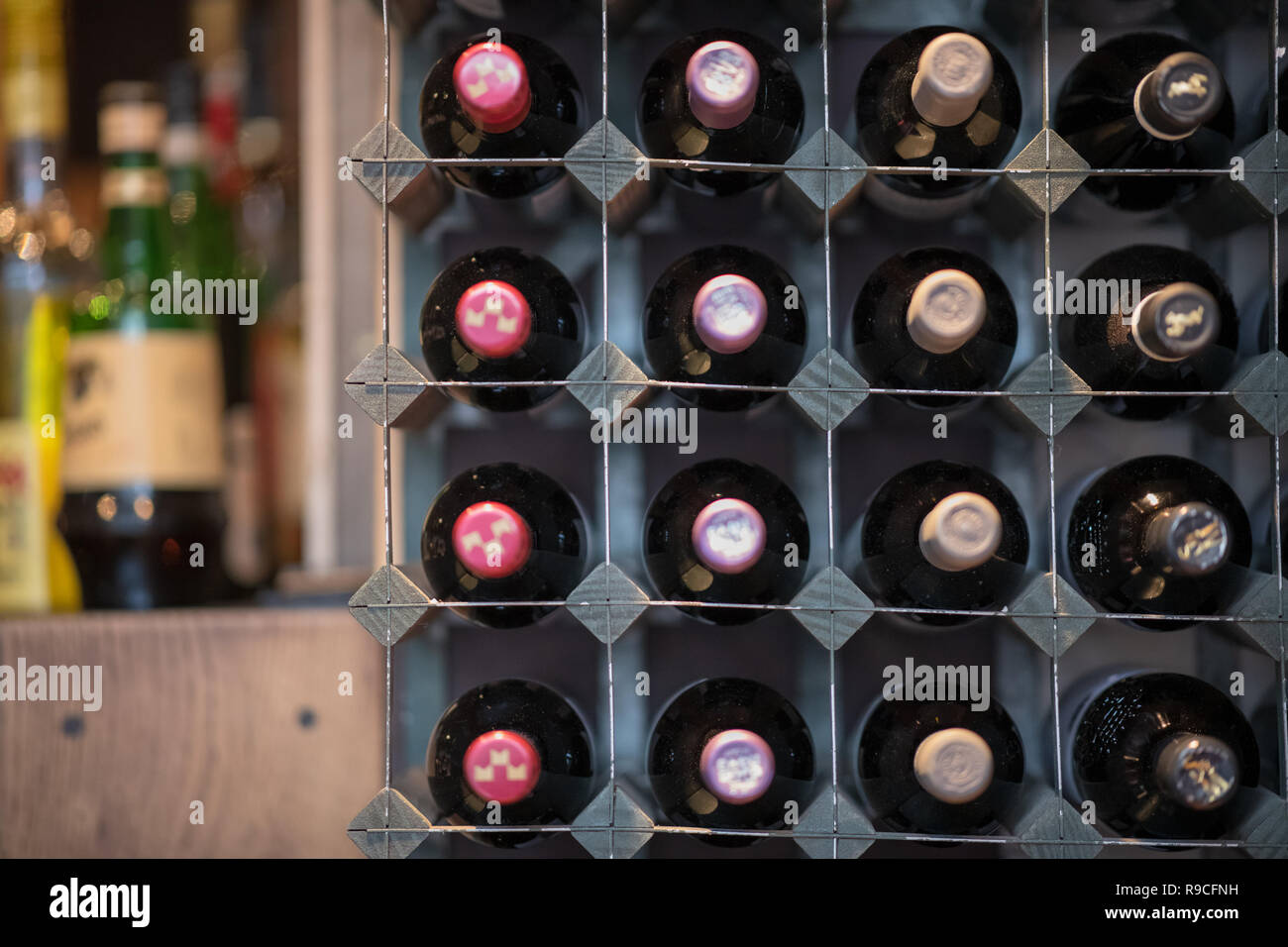 Wine Rack mit gut bestellt Weinflaschen und Spirituosen in der Hintergrund verschwommen bestückt Stockfoto