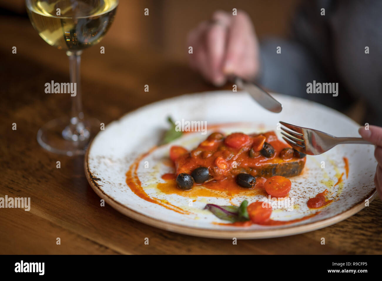 Tomaten und Oliven auf Platte Stockfoto