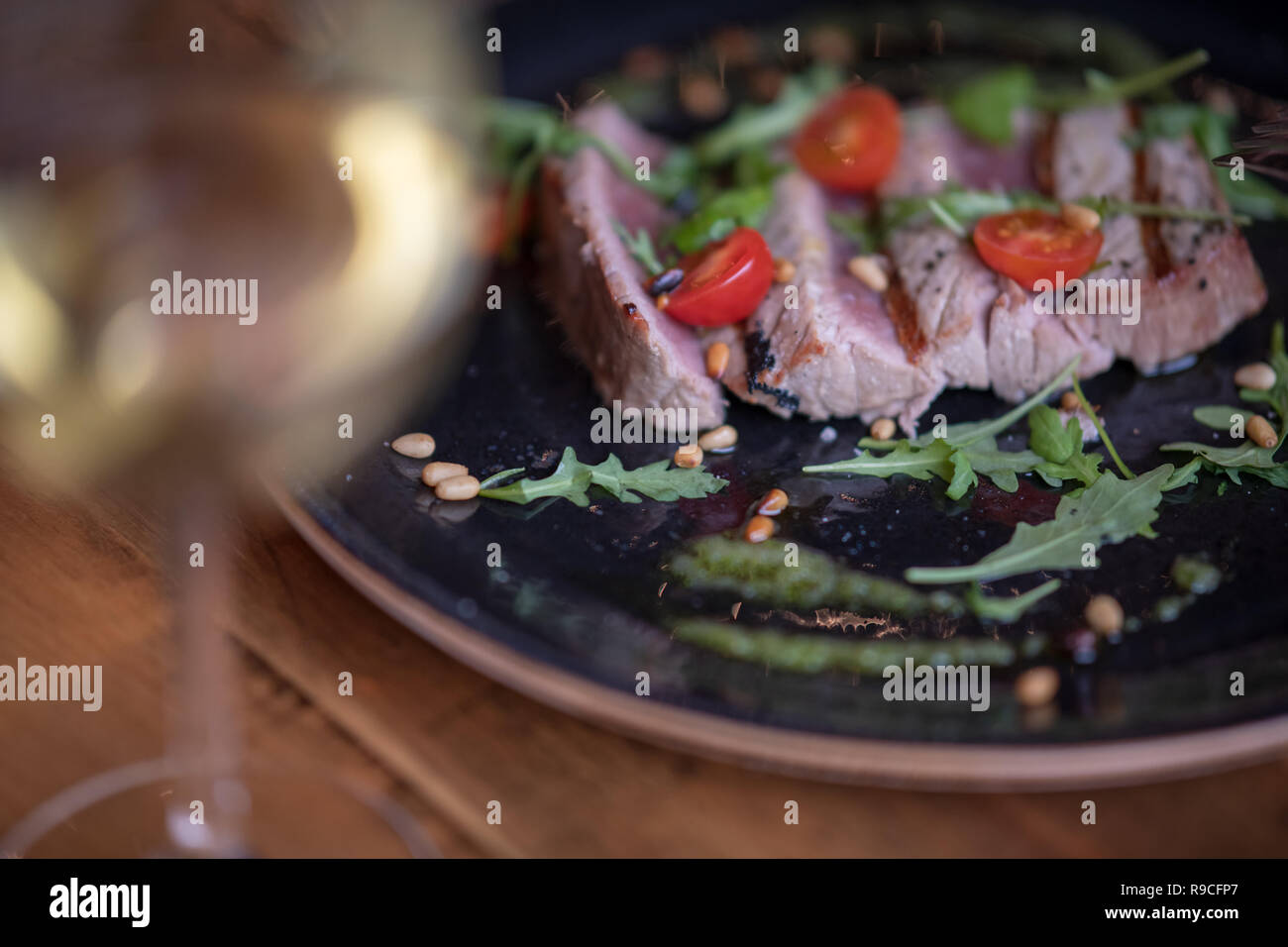 Thunfisch Steak und Salat Stockfoto