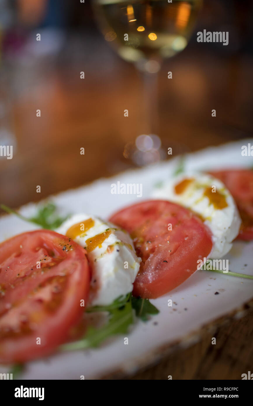 Tomaten und Mozzarella auf Platte Stockfoto