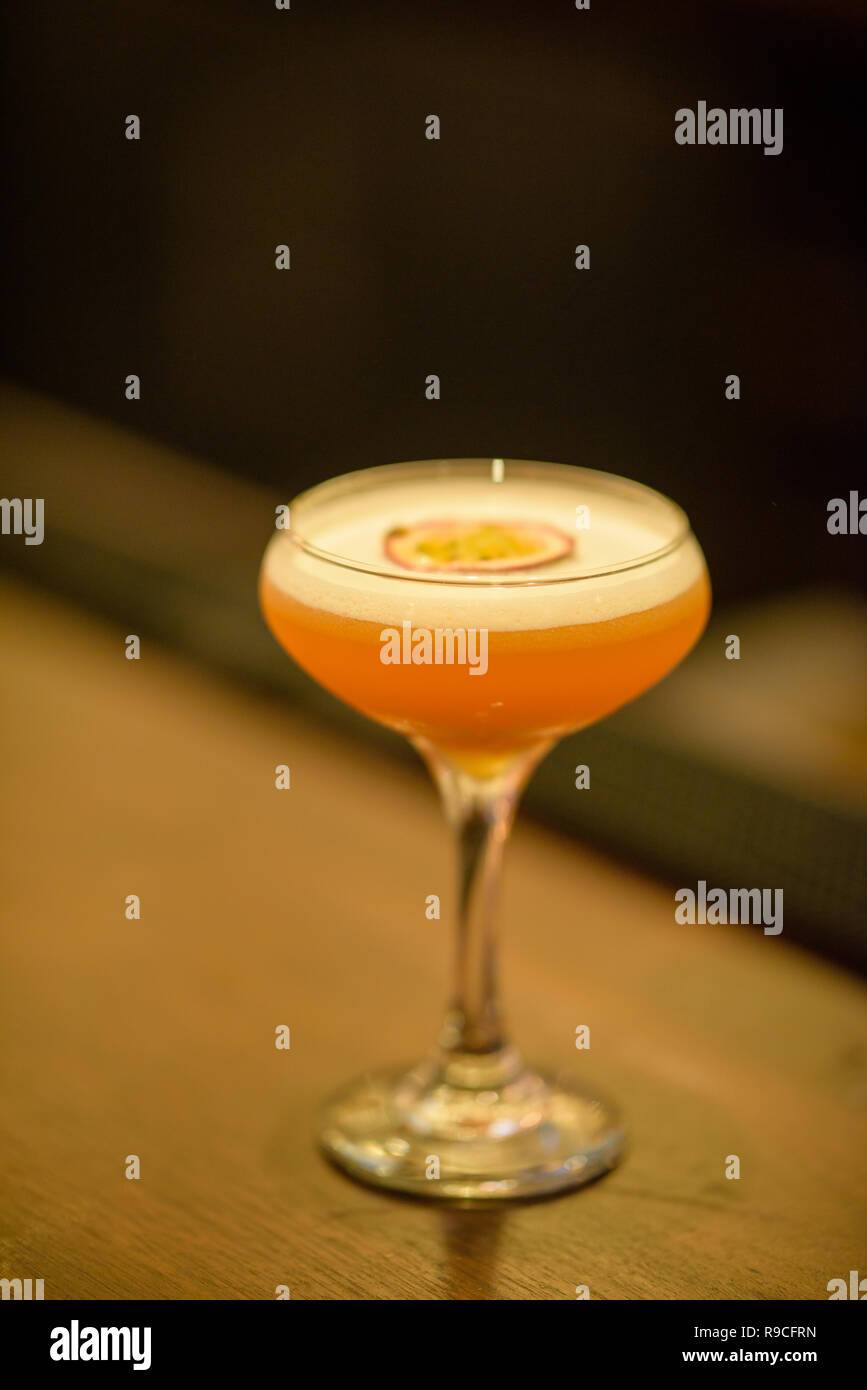 Porn Star Martini an der Bar mit vielen negativen Raum im Hochformat Stockfoto