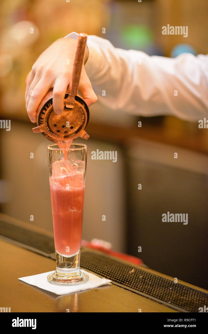 Cocktail mit Cola und Eis Stockfoto