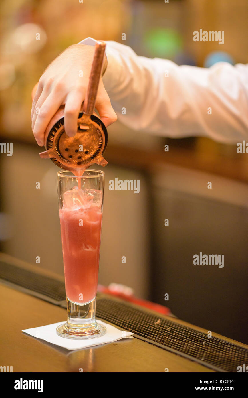 Cocktail mit Cola und Eis Stockfoto