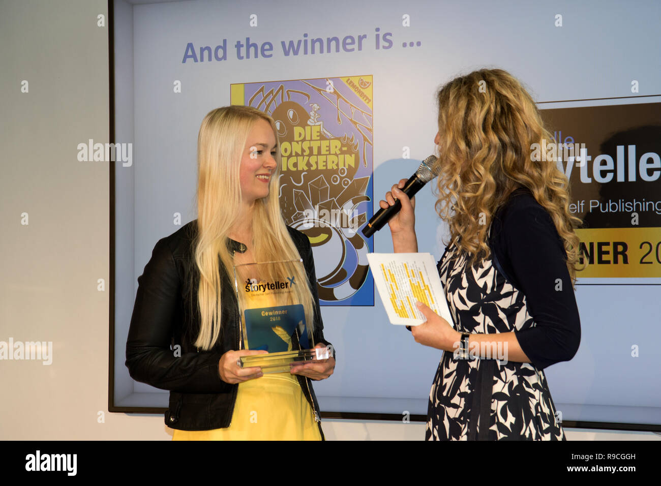 Interview mit dem Gewinner des Kindle storyteller Award lemonbitts auf der Bühne des Yogi Tee Lesezelt auf der Buchmesse 2018 in Stockfoto