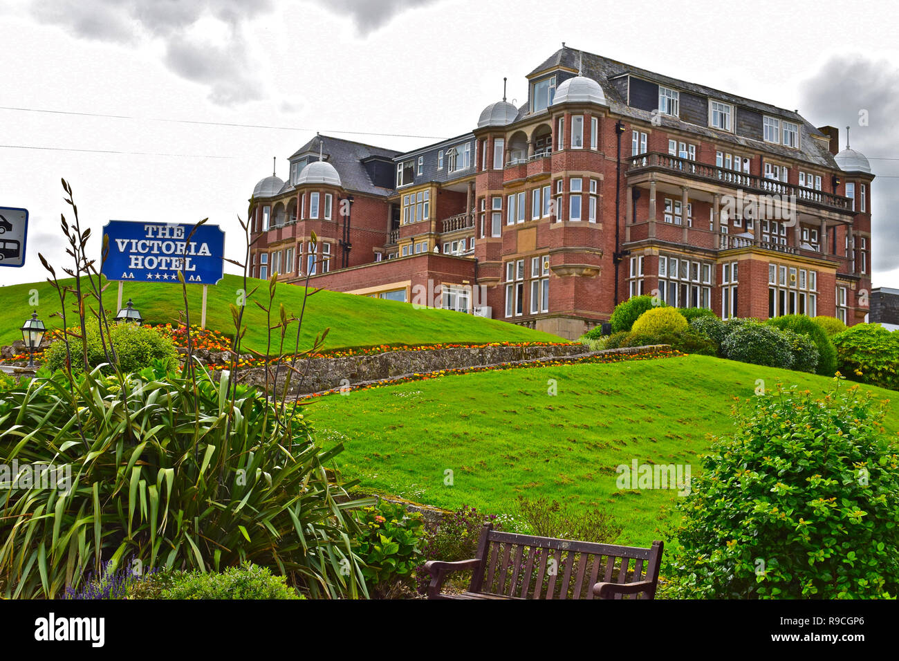 Street View der Victoria Hotel in Sidmouth, befindet sich in einer dominierenden Position mit Blick auf das Meer in dieser typisch traditionellen Badeort. Stockfoto