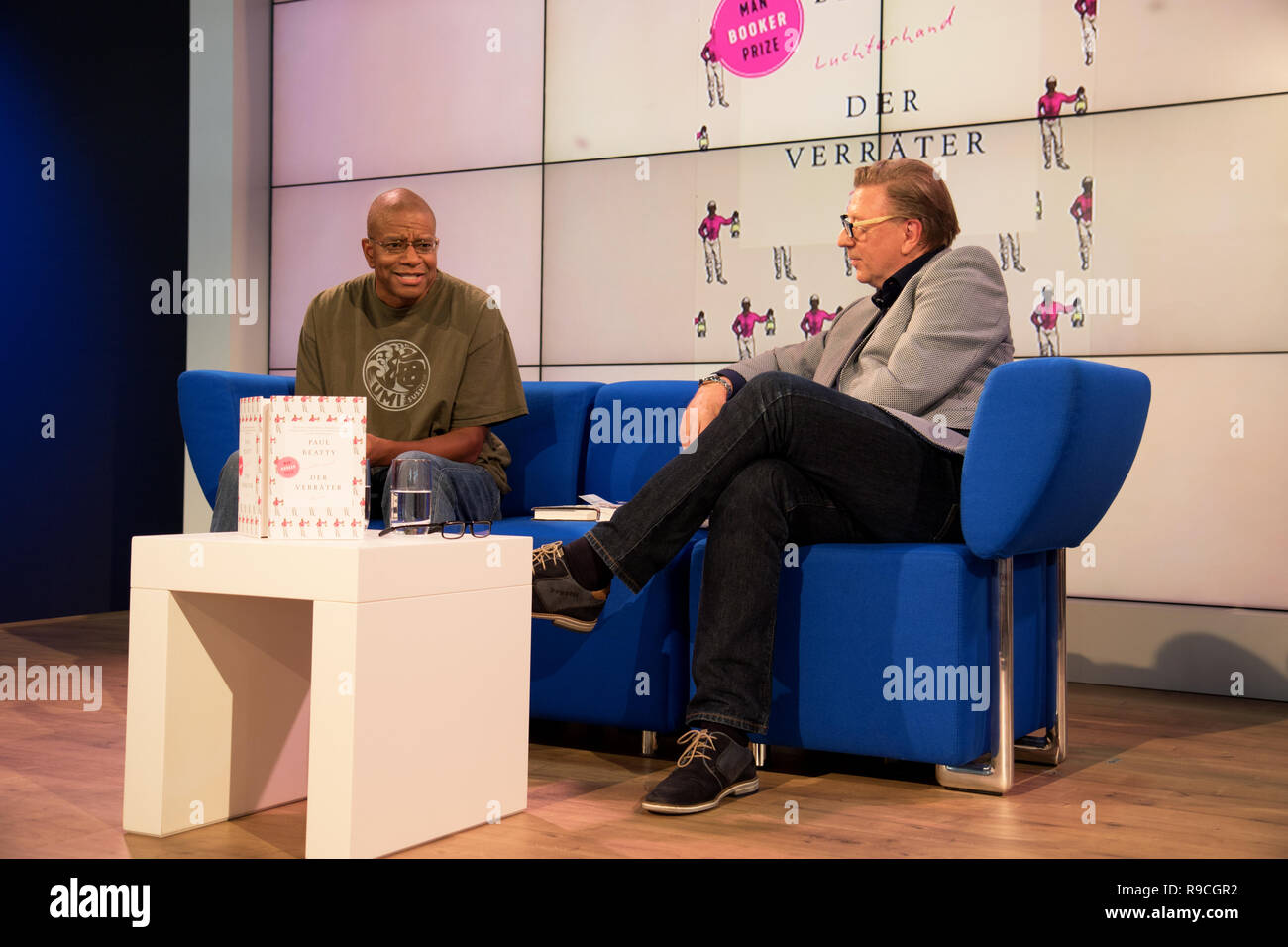 Man Booker Prize Sieger Paul Beatty auf dem Blauen Sofa während einer Rede, die auf der Buchmesse 2018 in Frankfurt am Main Deutschland Stockfoto