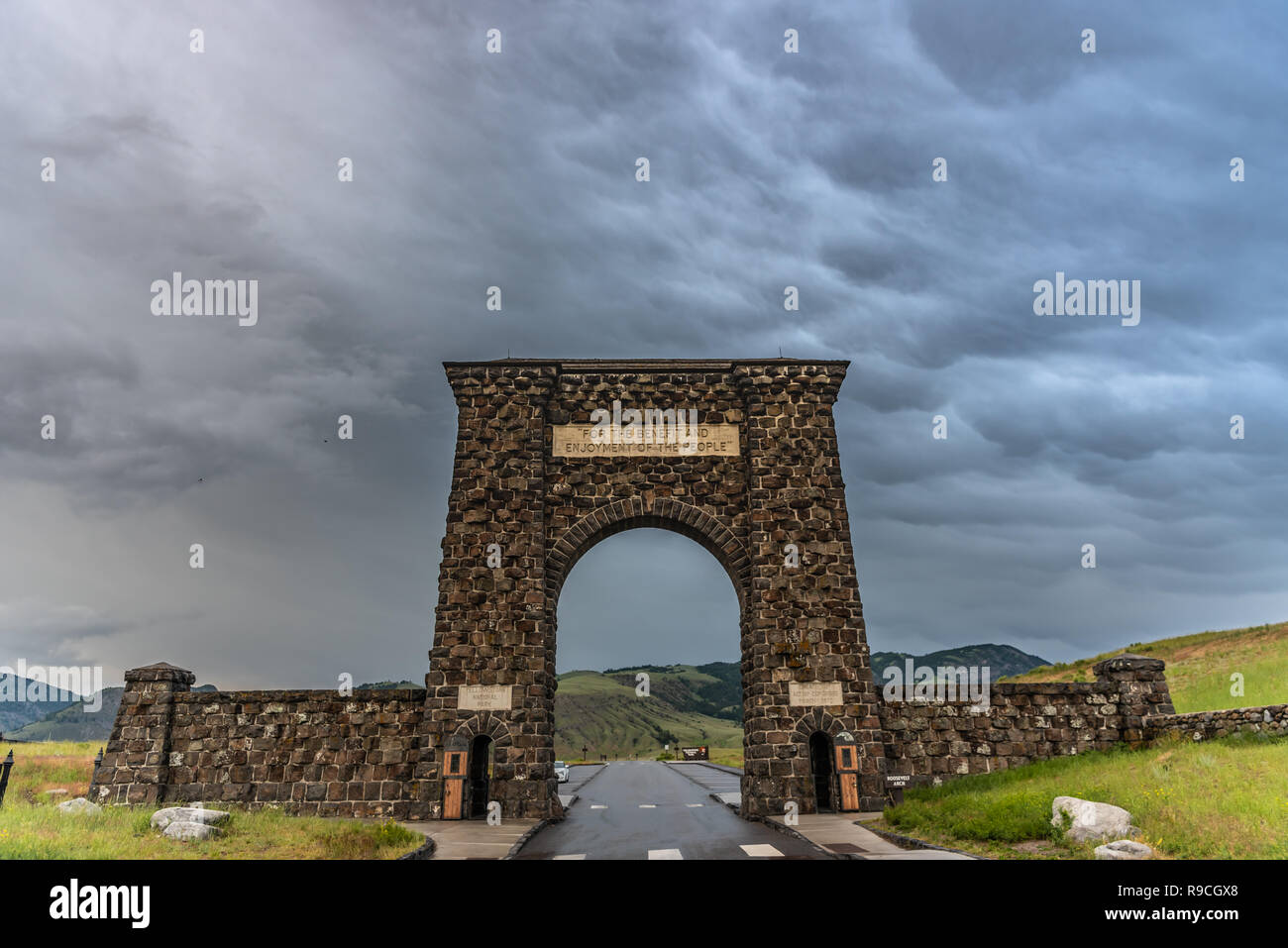 Gardiner, USA: 23. Juni 2018: Dramatische Wolken über Roosevelt Arch Stockfoto