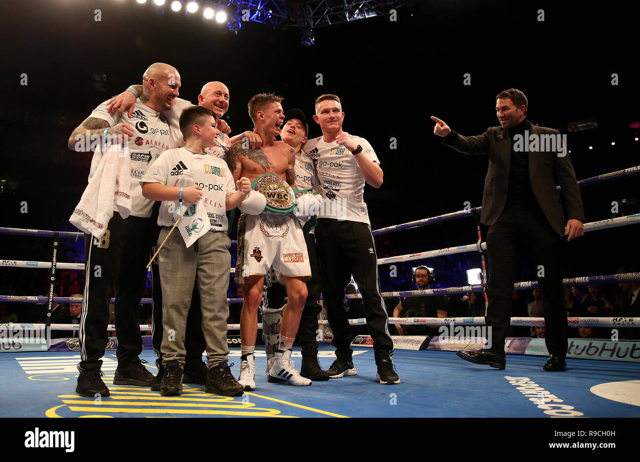 Charlie Edwards feiert mit Team und Eddie Hearn am Ende des Kampfes während der Wbc Fliegengewicht Meisterschaft in der O2 Arena in London. Stockfoto