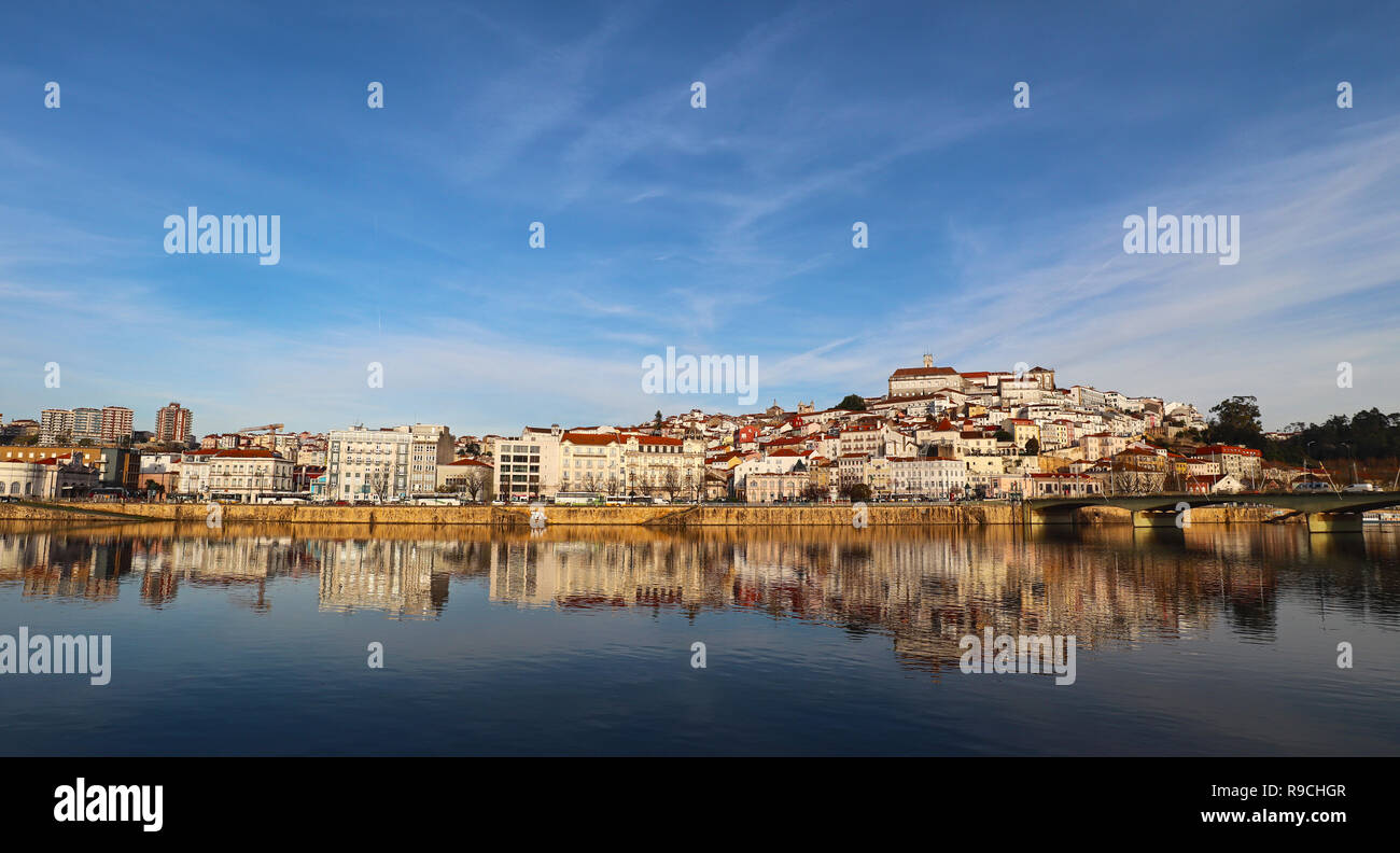 Am späten Nachmittag, Mitte Dezember Erfassung der Stadt Coimbra aus über den Fluss Mondego. Stockfoto