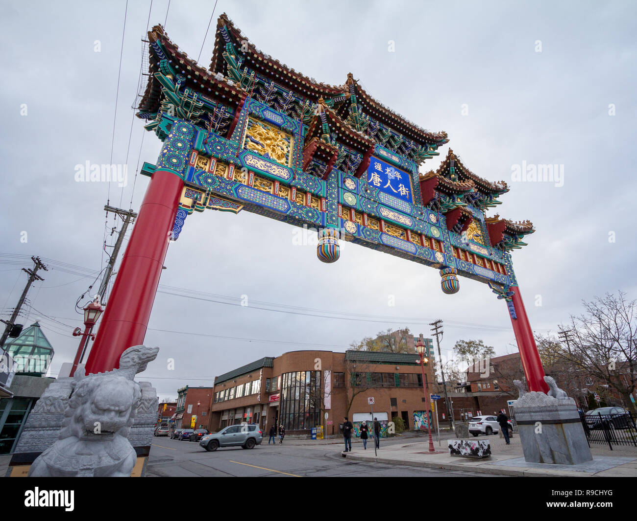 OTTAWA, Kanada - 10. NOVEMBER 2018: Paifang monumentales Tor handlungserfordernisse, der Eingang zu Ottawa Chinatown. Es ist die chinesischen ethnischen Viertels des c Stockfoto