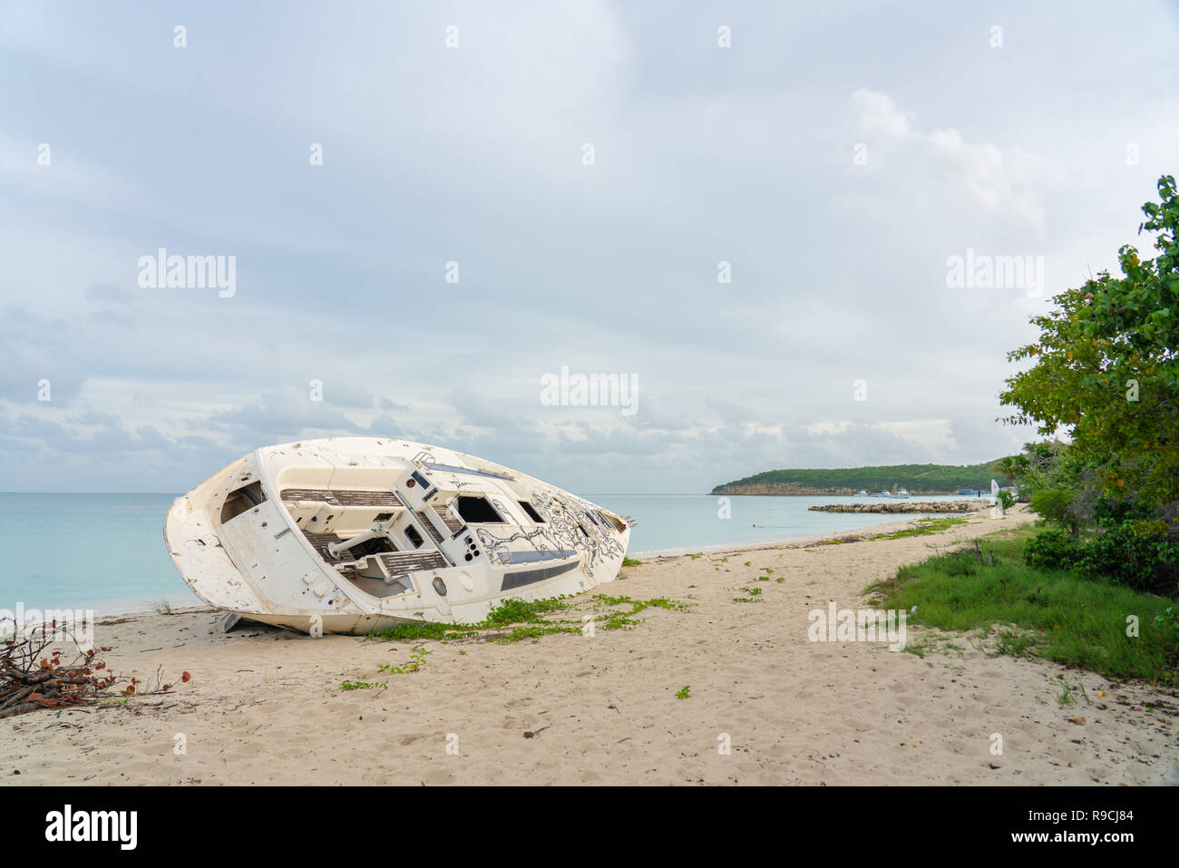 Schiffswrack am Strand in Antigua Stockfoto