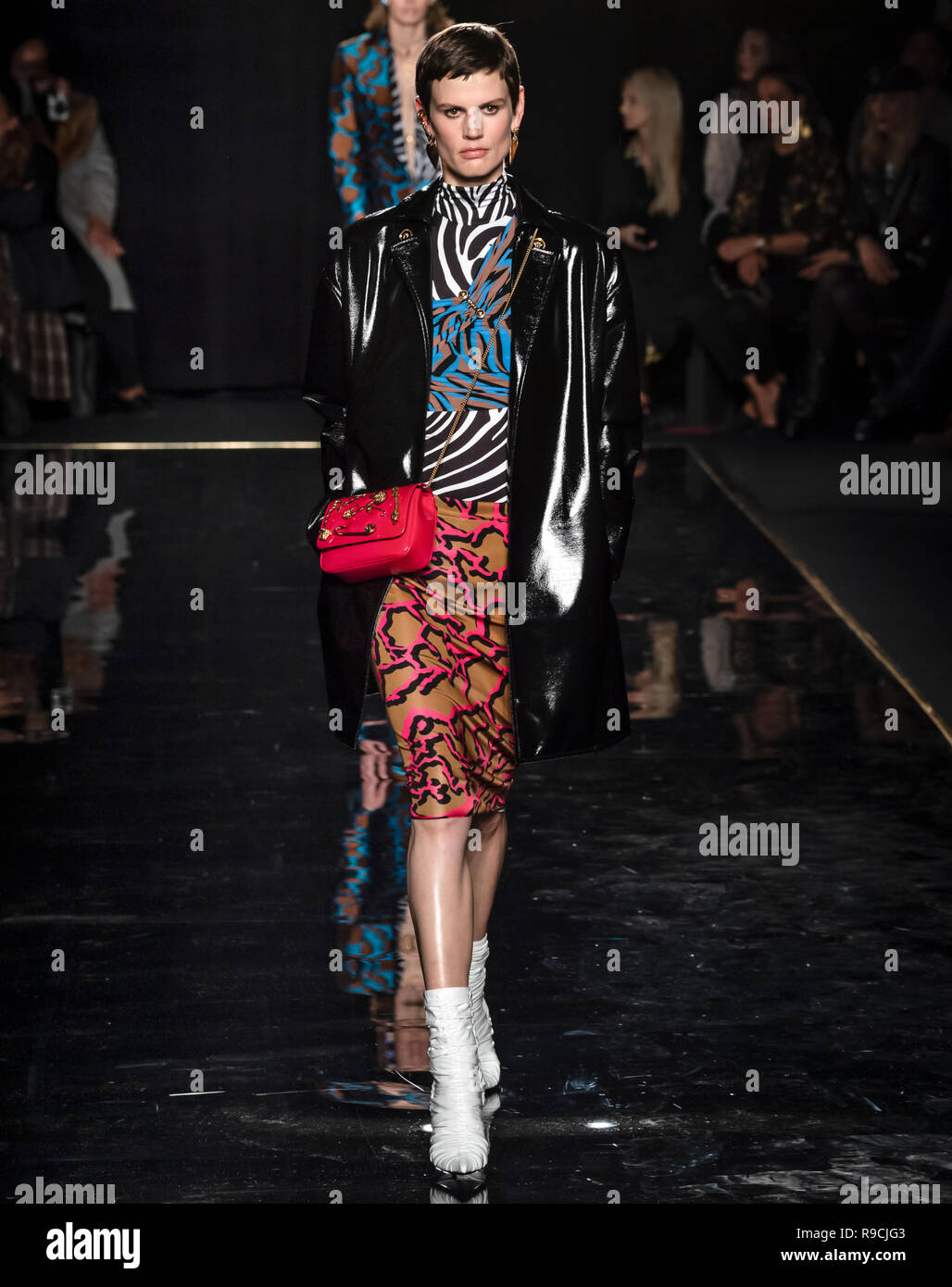 NEW YORK, NY - Dezember 02, 2018: Saskia De Brauw geht der Start- und Landebahn an der Versace Pre-Fall 2019 Runway Show Stockfoto