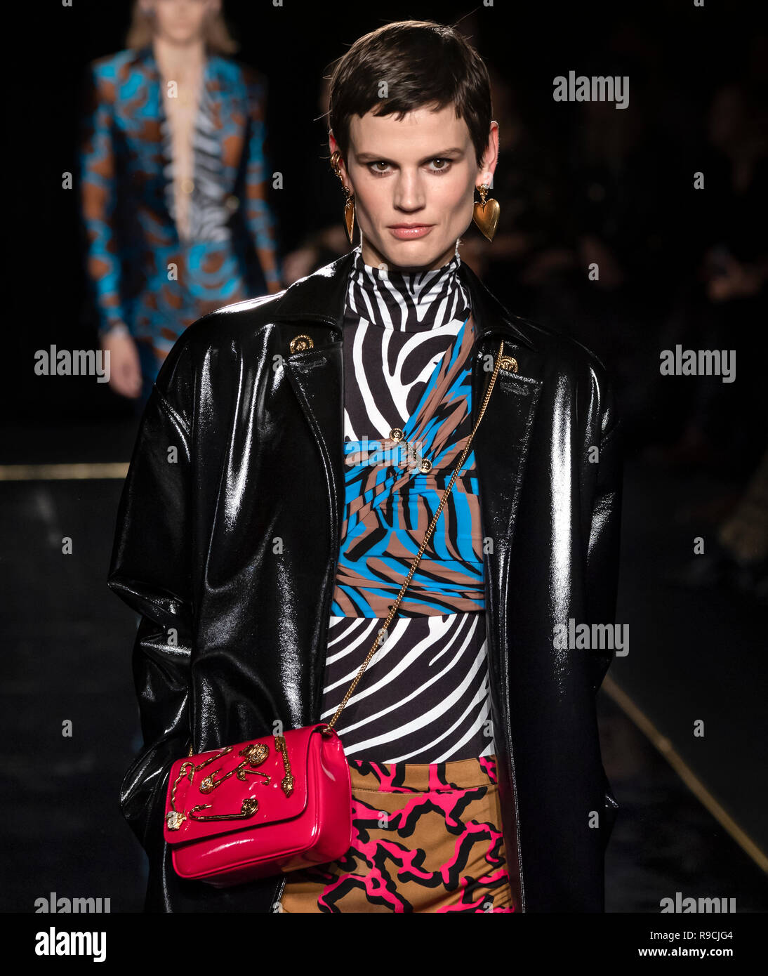 NEW YORK, NY - Dezember 02, 2018: Saskia De Brauw geht der Start- und Landebahn an der Versace Pre-Fall 2019 Runway Show Stockfoto