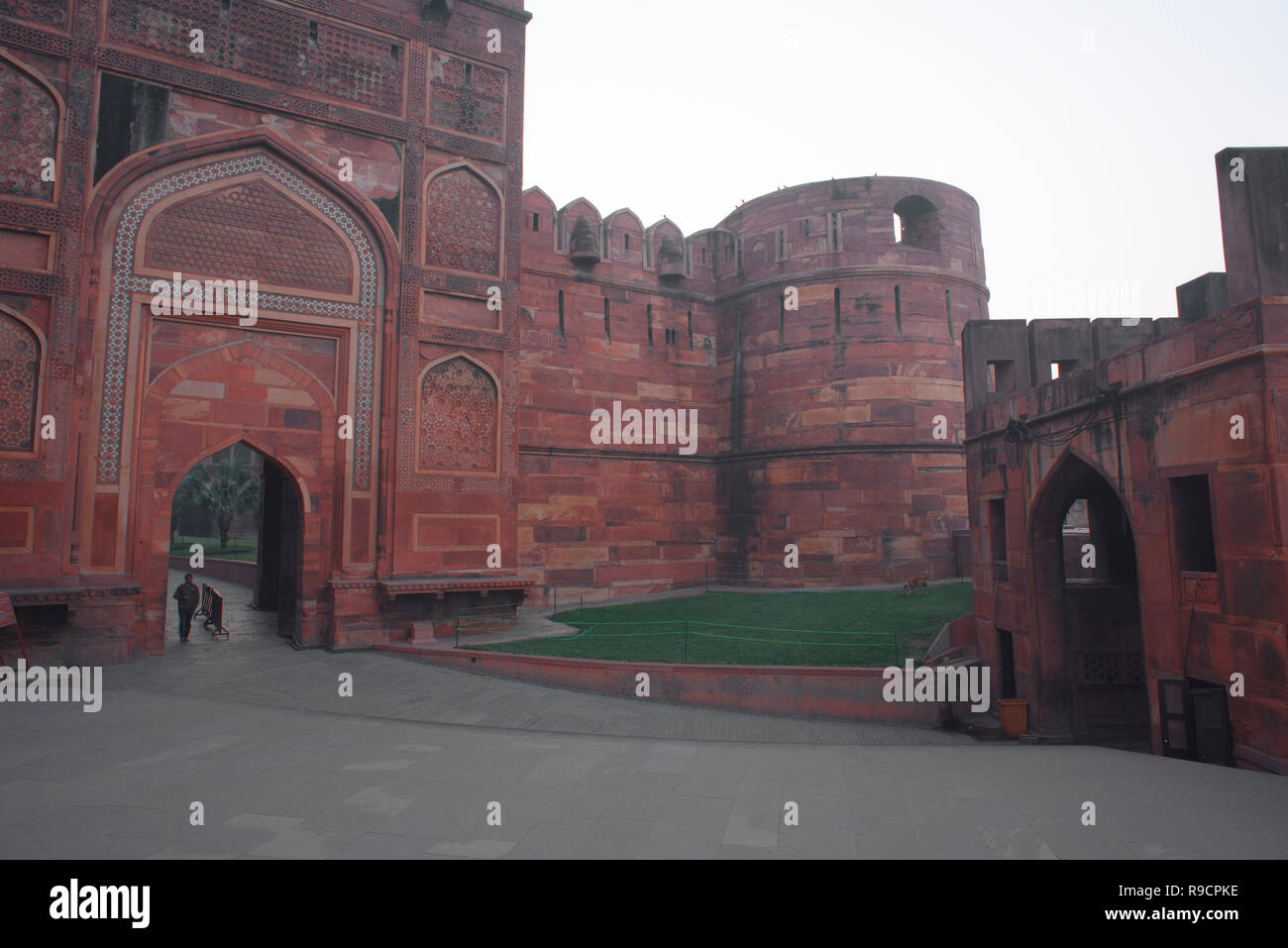 Eine gewölbte inneren Eingang des Agra Fort, auch als das Red Fort mit starken hohen Mauern aus roten Steinen einmal eine Residenz des Mughal Dynasty Stockfoto