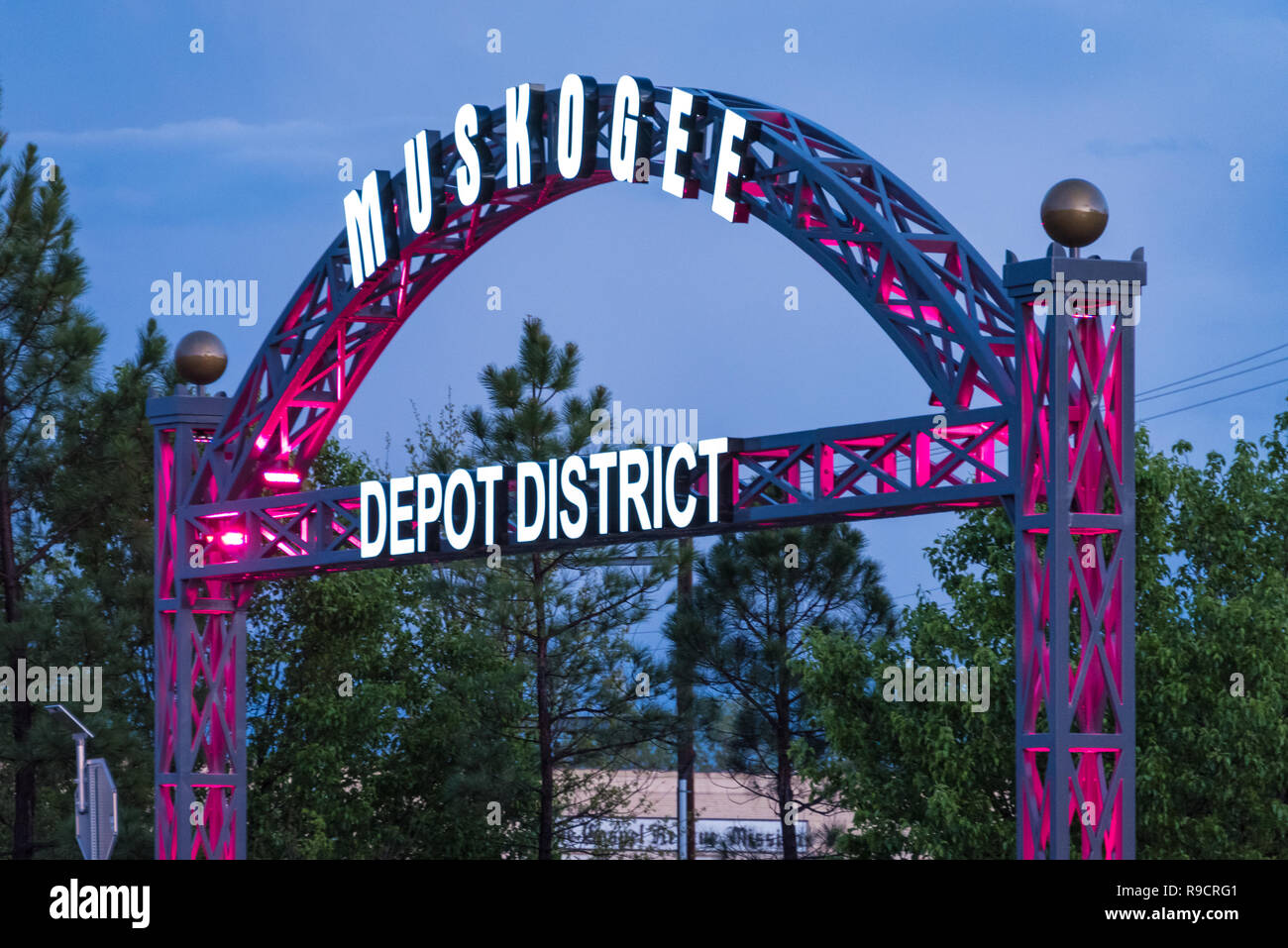 Torbogen Eingang zum historischen Depot Bezirk in Muskogee, Oklahoma. (USA) Stockfoto