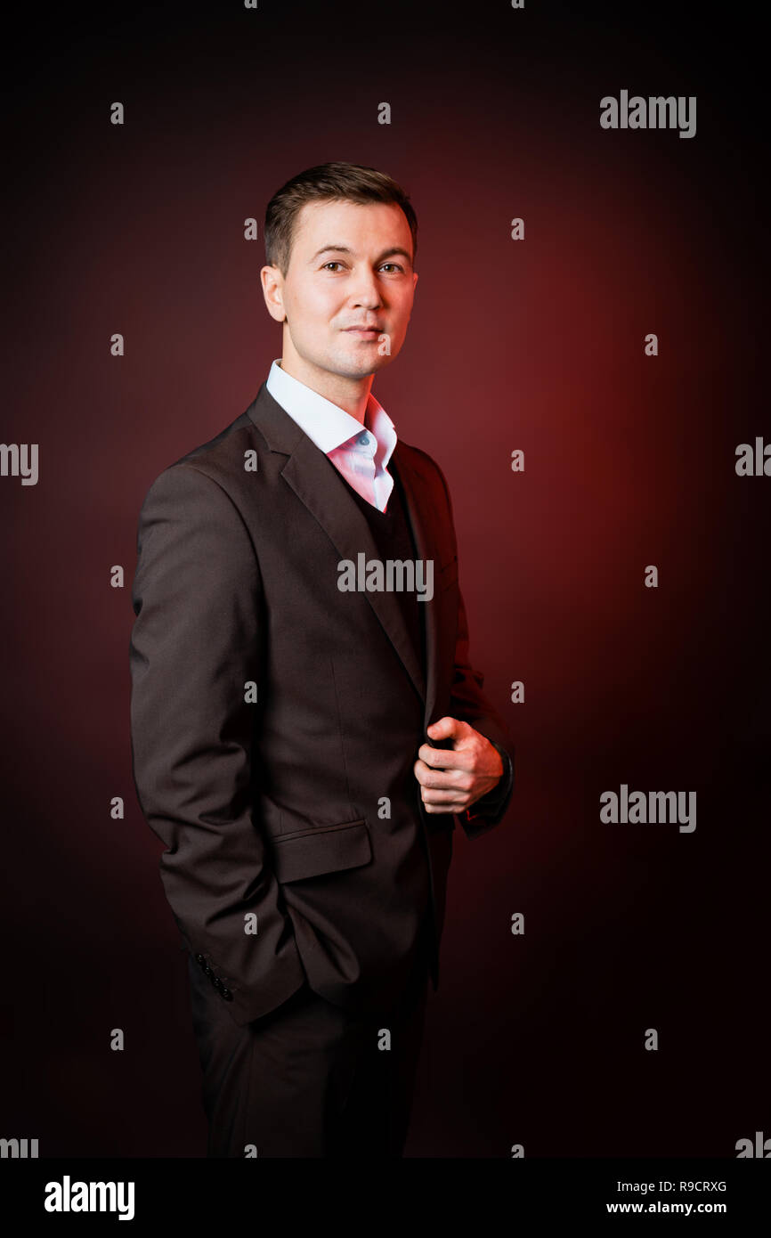 Business Mann in einem klassischen Anzug in einem Photo Studio Stockfoto