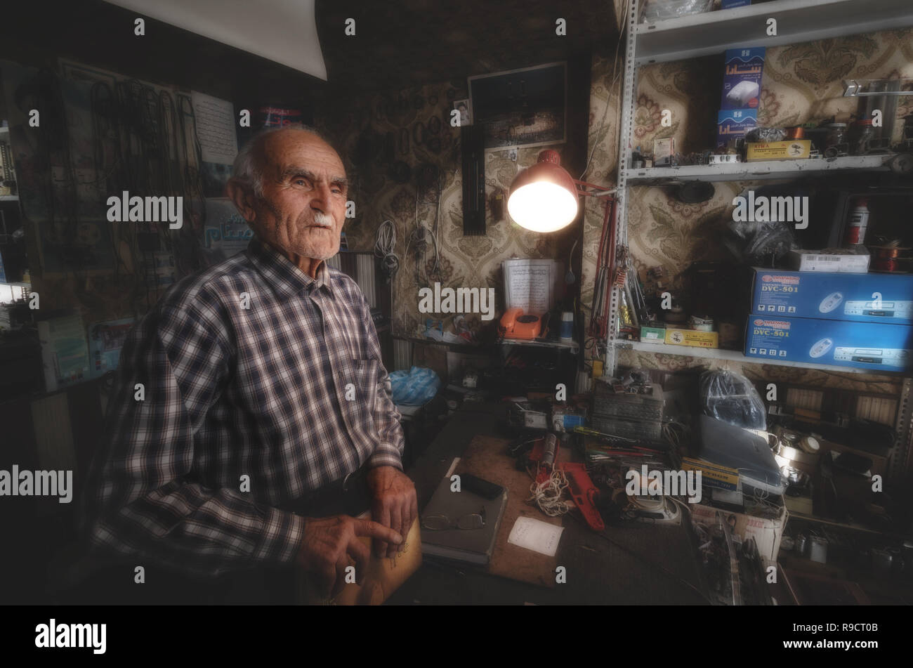 Eine alte Ladenbesitzer in Urmia Coty Stockfoto