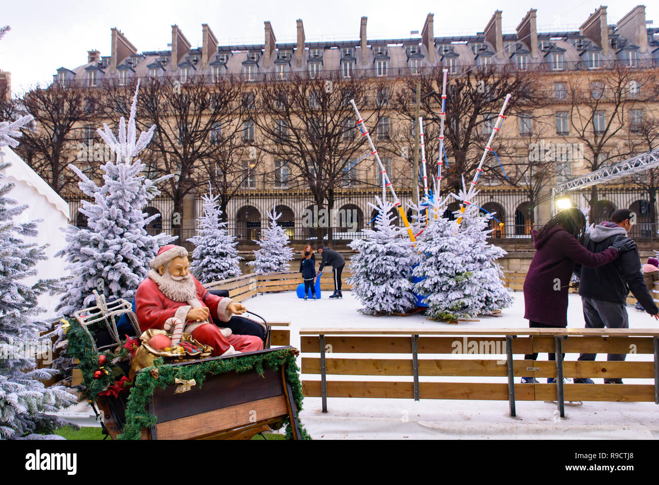 Eisbahn in der Weihnachtsmarkt im Jardin des Tuileries, Paris, Frankreich Stockfoto