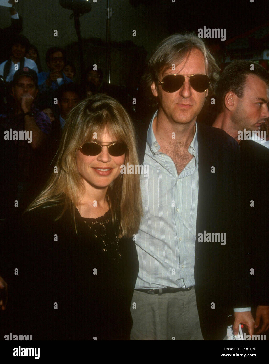 HOLLYWOOD, CA - 26. Mai: Schauspielerin Linda Hamilton und Regisseur James Cameron besuchen TriStar Bilder 'Cliffhanger' Hollywood Premiere am 26. Mai 1993 im Mann's Chinese Theatre in Hollywood, Kalifornien. Foto von Barry King/Alamy Stock Foto Stockfoto