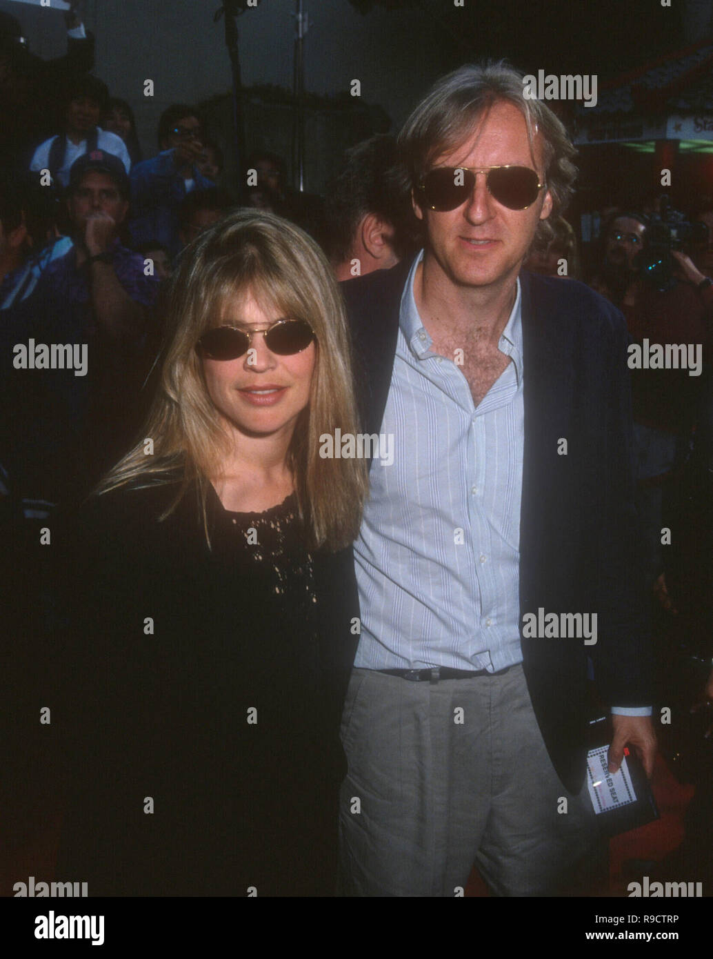 HOLLYWOOD, CA - 26. Mai: Schauspielerin Linda Hamilton und Regisseur James Cameron besuchen TriStar Bilder 'Cliffhanger' Hollywood Premiere am 26. Mai 1993 im Mann's Chinese Theatre in Hollywood, Kalifornien. Foto von Barry King/Alamy Stock Foto Stockfoto