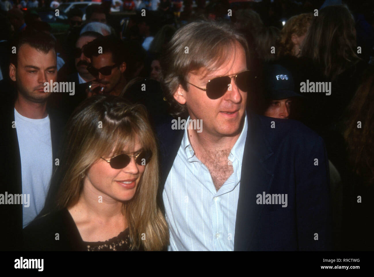 HOLLYWOOD, CA - 26. Mai: Schauspielerin Linda Hamilton und Regisseur James Cameron besuchen TriStar Bilder 'Cliffhanger' Hollywood Premiere am 26. Mai 1993 im Mann's Chinese Theatre in Hollywood, Kalifornien. Foto von Barry King/Alamy Stock Foto Stockfoto