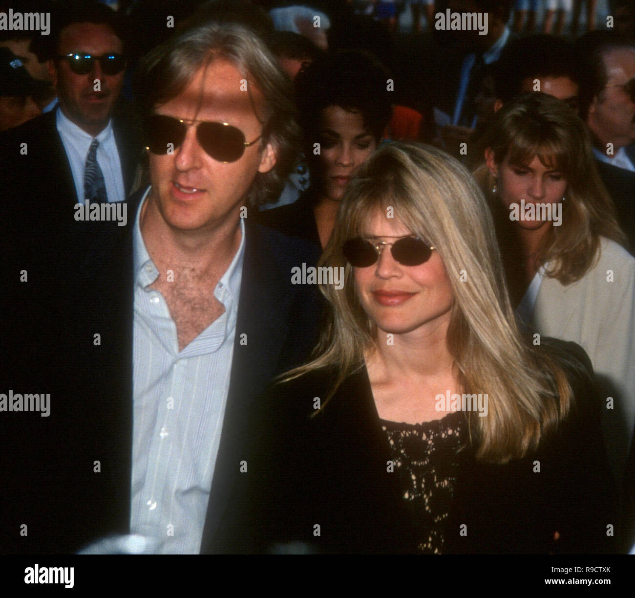 HOLLYWOOD, CA - 26. Mai: Regisseur James Cameron und Schauspielerin Linda Hamilton besuchen TriStar Bilder 'Cliffhanger' Hollywood Premiere am 26. Mai 1993 im Mann's Chinese Theatre in Hollywood, Kalifornien. Foto von Barry King/Alamy Stock Foto Stockfoto
