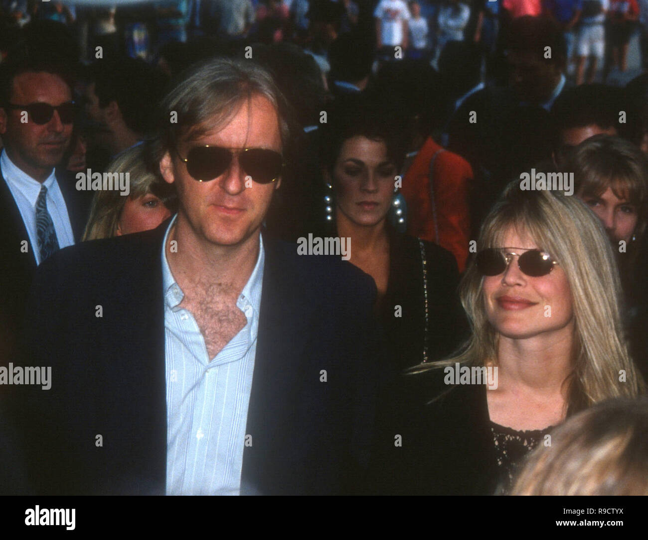 HOLLYWOOD, CA - 26. Mai: Regisseur James Cameron und Schauspielerin Linda Hamilton besuchen TriStar Bilder 'Cliffhanger' Hollywood Premiere am 26. Mai 1993 im Mann's Chinese Theatre in Hollywood, Kalifornien. Foto von Barry King/Alamy Stock Foto Stockfoto