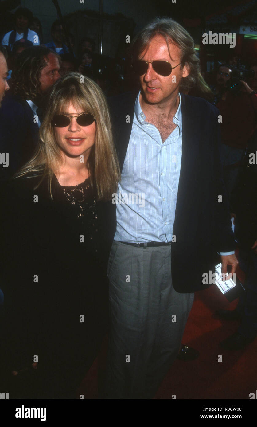 HOLLYWOOD, CA - 26. Mai: Schauspielerin Linda Hamilton und Regisseur James Cameron besuchen TriStar Bilder 'Cliffhanger' Hollywood Premiere am 26. Mai 1993 im Mann's Chinese Theatre in Hollywood, Kalifornien. Foto von Barry King/Alamy Stock Foto Stockfoto
