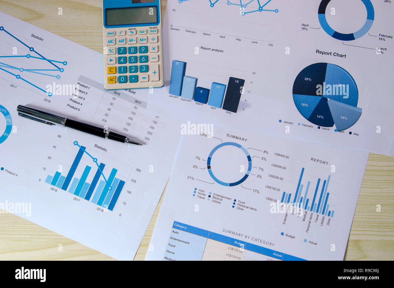 Ansicht von oben Business Analyse Grafik Taschenrechner und Kugelschreiber Stockfoto