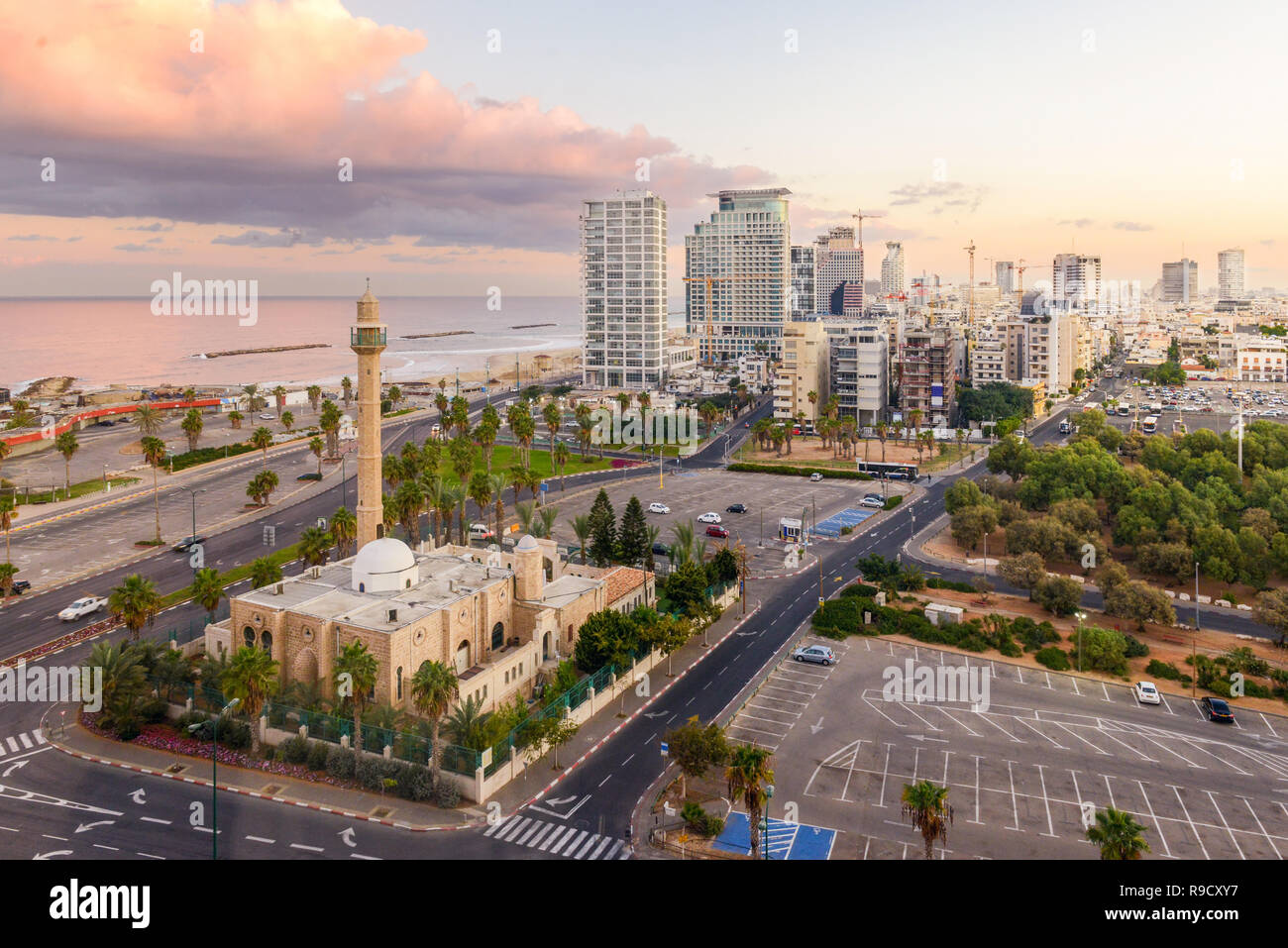 Downtown Tel Aviv in Israel in der Morgendämmerung. Luftaufnahme der Gebäude entlang der Mittelmeer, mit einer Moschee im Vordergrund. Stockfoto