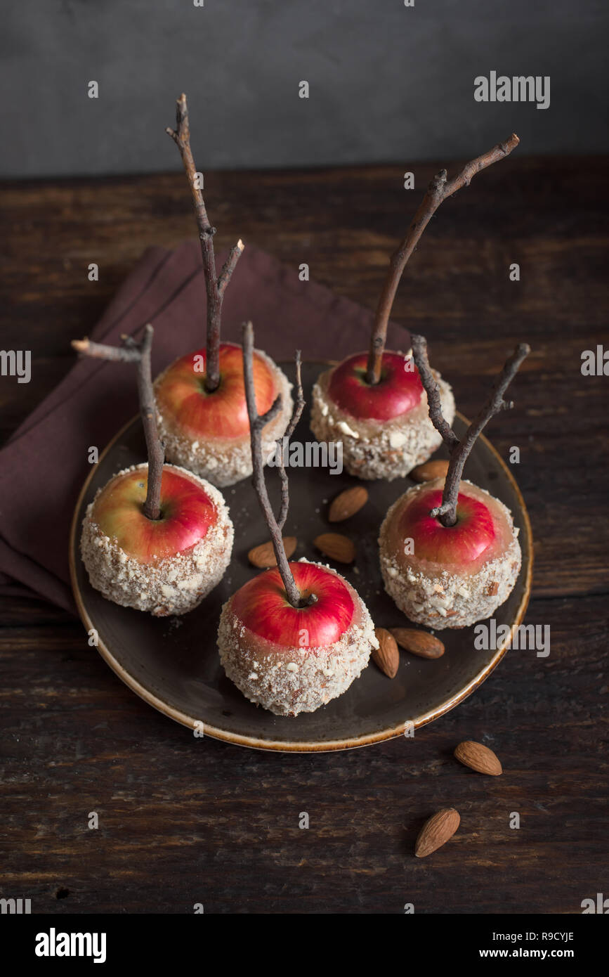 Karamel Äpfel auf Stöcke für den Winterurlaub auf dunklem Hintergrund, kopieren. Bio Snack, gesunde Hausgemachte veganes Dessert - Karamel Äpfel wit Stockfoto
