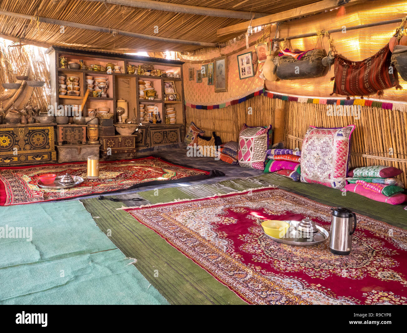 Beduinenzelt im Innenbereich im Oman wüste Dorf, Wahiba Sands Stockfoto