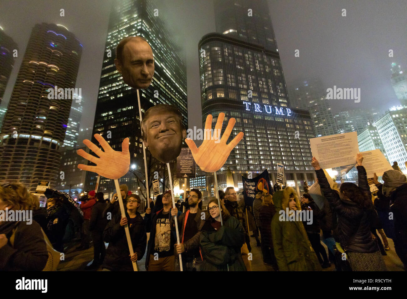 Auf der nebligen Abend von Donald Trumps einweihung Demonstranten sammeln über dem Fluß von Chicago's Trump Tower. Stockfoto