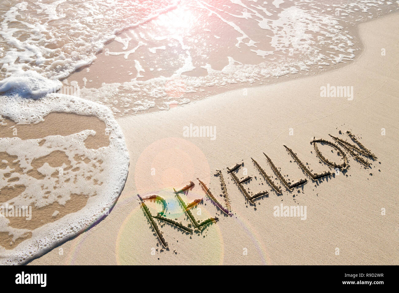 Reveillon, ein französisches Wort für Eve feiern Brasilianischen New Year's benutzt, handschriftliche auf glatten Sand am Strand von Copacabana in Rio de Janeiro, Brasilien Stockfoto