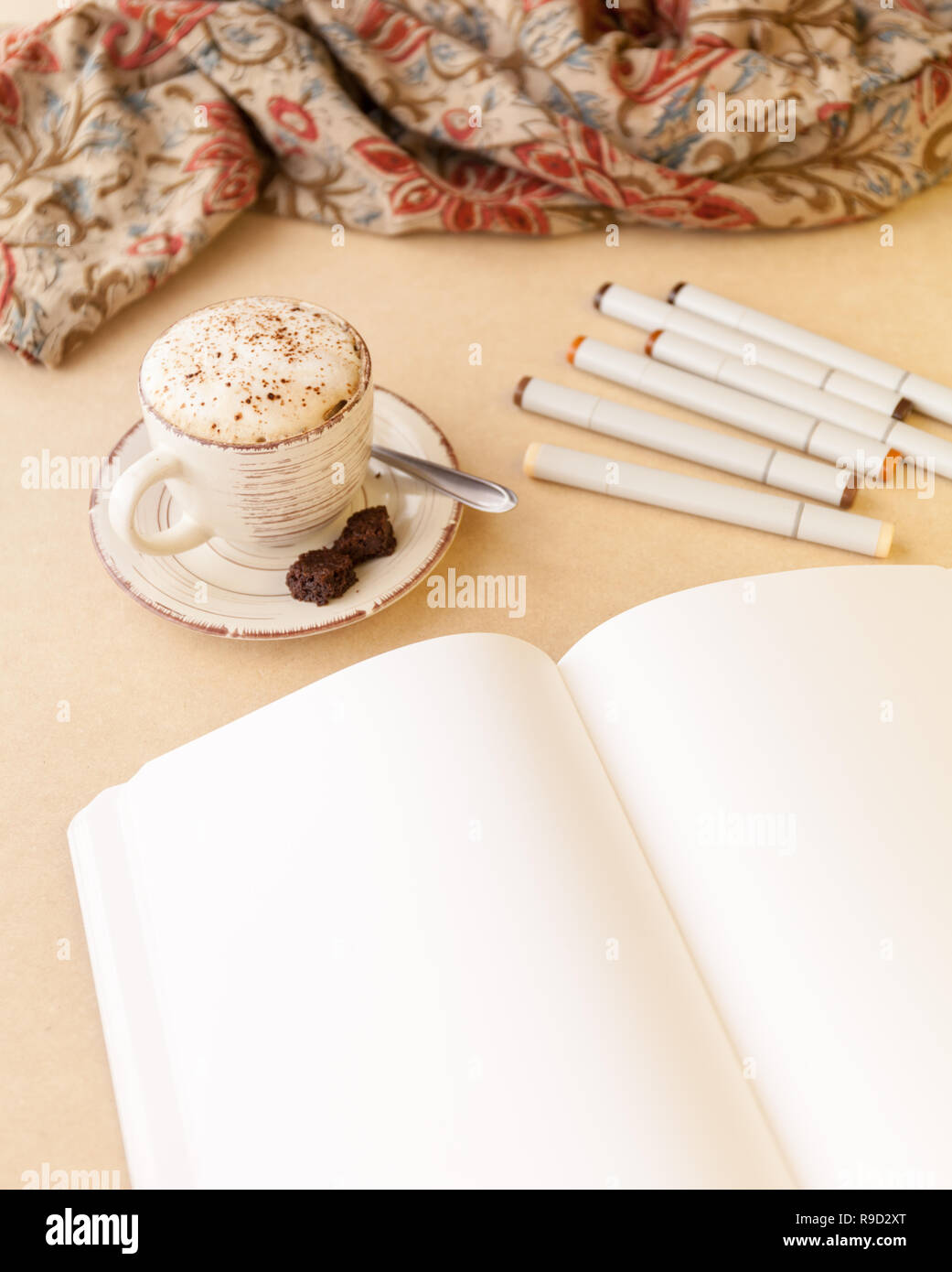 Öffnen Skizzenbuch, Bündel von künstlerischen Marker und Latte auf einen Tisch. Hochformat Stockfoto