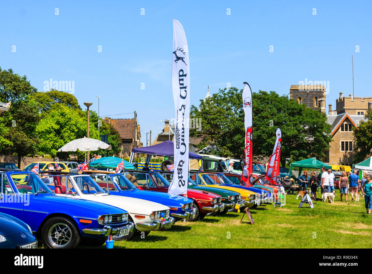 Schaufel und Spaten Classic Car Show auf Ramsgate Strandpromenade. Reihe von sieben vintage Triumph Bühne Autos, in verschiedenen Farben. Strahlender Sonnenschein, blauer Himmel. Stockfoto