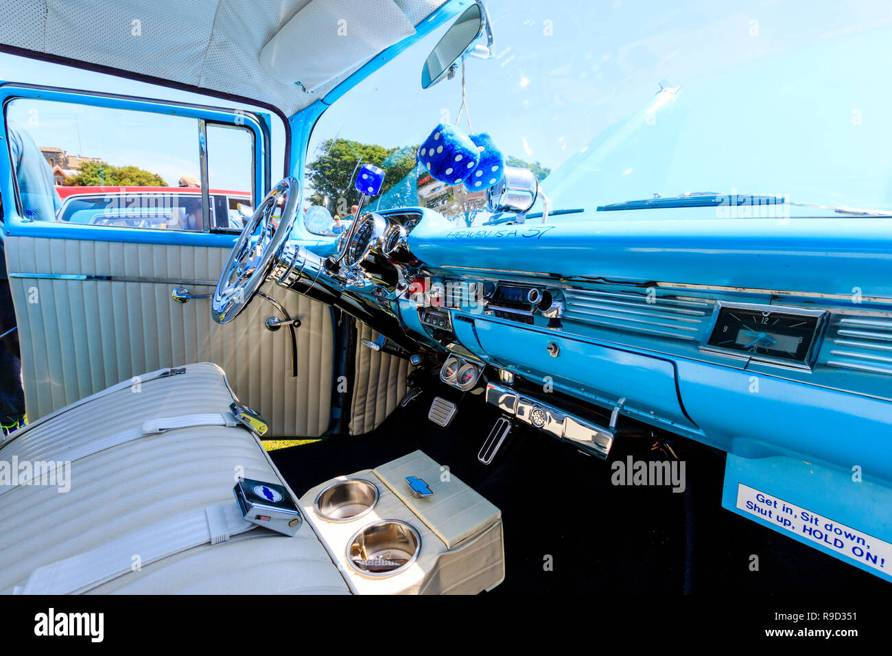 1957 Chevrolet Bel Air Auto. Interieur von Beifahrersitz, flauschigen Würfel  hängen vom Spiegel, hellblau Dashboard, Zeichen, der Himmel ist ein 57  Stockfotografie - Alamy