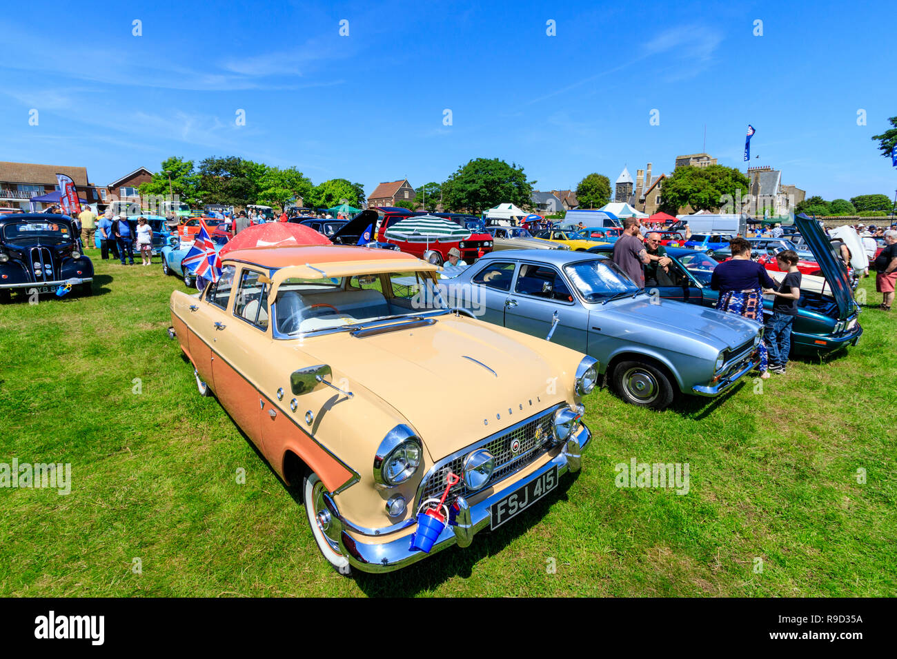1950 Oldtimer, Ford Consul in Feld mit anderen Autos in Linien als Teil eines Classic Car Show in Ramsgate, England angeordnet. Menschen, blauer Himmel. Stockfoto