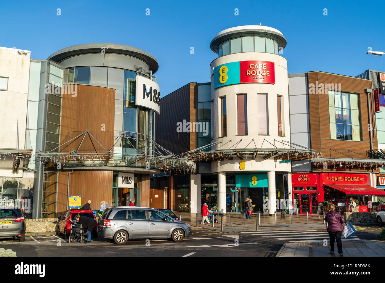 Westwood Cross Shopping Centre, England. Parkplatz mit M&S store Eingang, Café Rouge und DW Sport und Fitness club Eingang. Super Samstag. Stockfoto