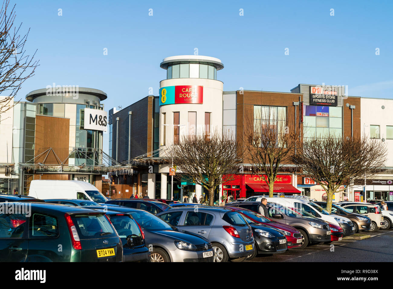 Westwood Cross Shopping Centre, England. Super Samstag. Parkplatz mit M&S store Eingang, Café Rouge und DW Sport und Fitness club Eingang. Stockfoto