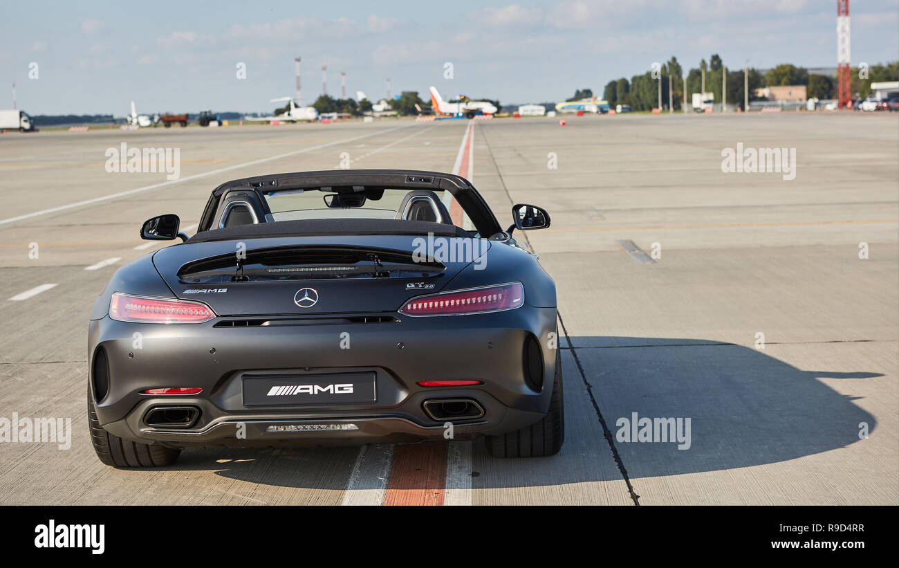 Kiew Ukraine 2 September 17 Mercedes Benz Stern Erfahrung 17 Auf Dem Flughafen Boryspil In Der Express Test Der Schnellsten Mercedes Amg Fur Journalisten Blogger Und Kunden Aus Kiew Stockfotografie Alamy