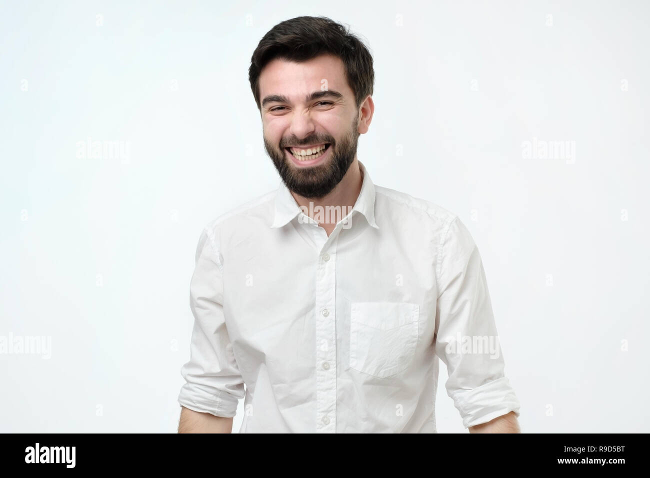 Porträt von einem gutaussehenden jungen Mann Lachen Stockfoto