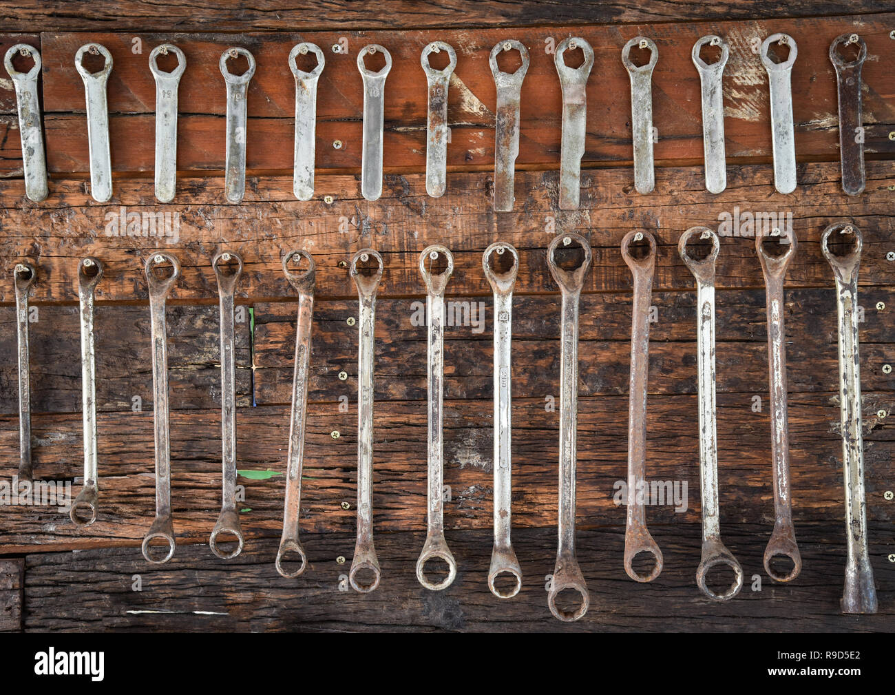 Handwerker Werkzeug Schlüssel manuell/Auto Service Mechaniker tools mit  alten Schraubenschlüssel an der hölzernen Wand - Mechanische werkzeuge  Handwerker mit für die Arbeit oder Reparatur Stockfotografie - Alamy